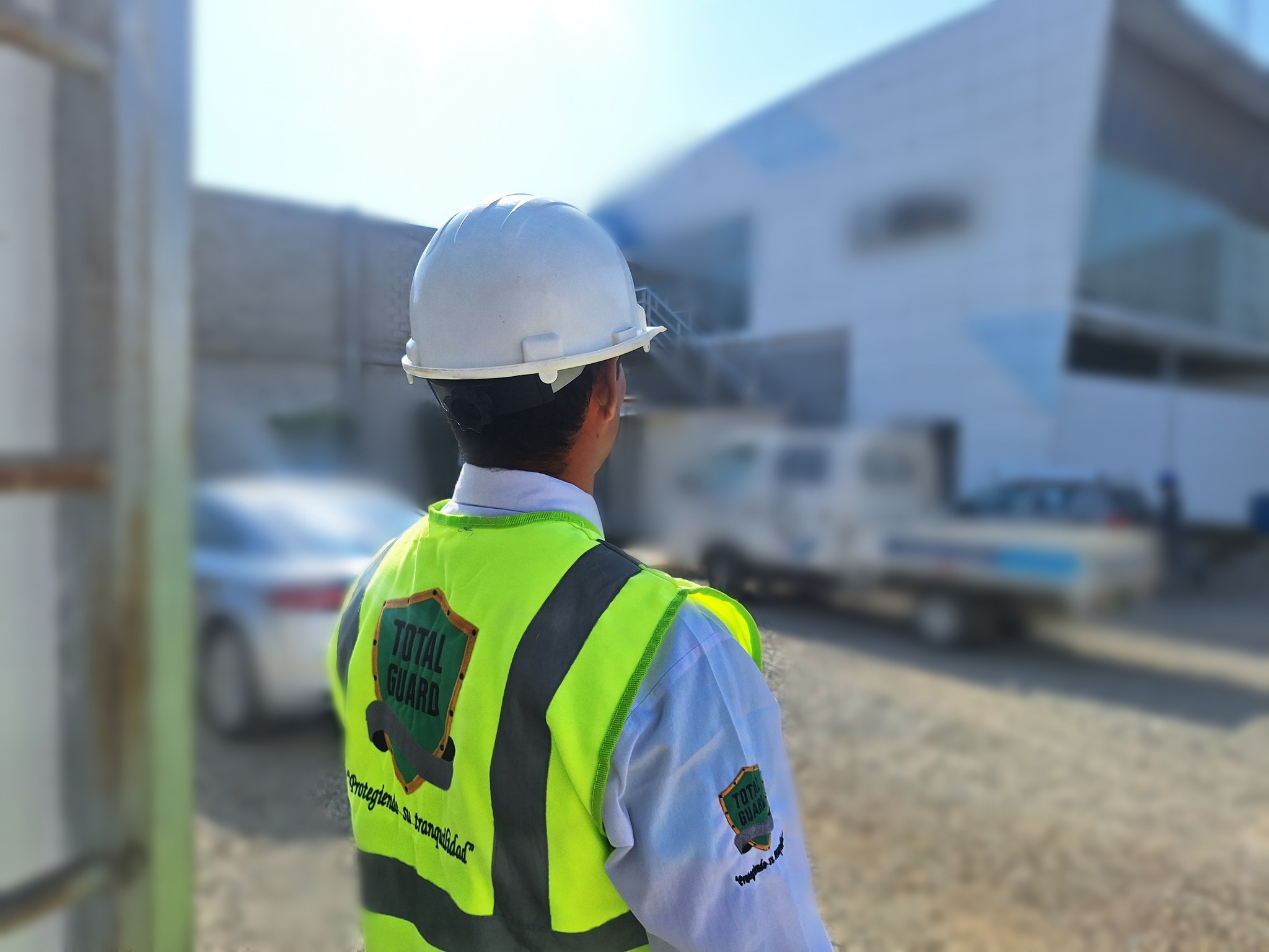 Agente de Seguridad Total Guard en centro logístico